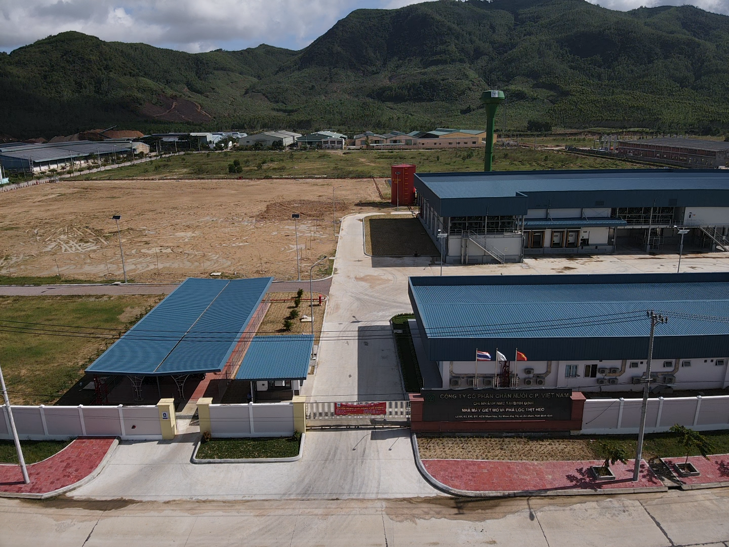 Xây dựng nhà máy giết mổ heo