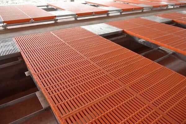Tấm nhựa lót sàn chuồng trại chăn nuôi