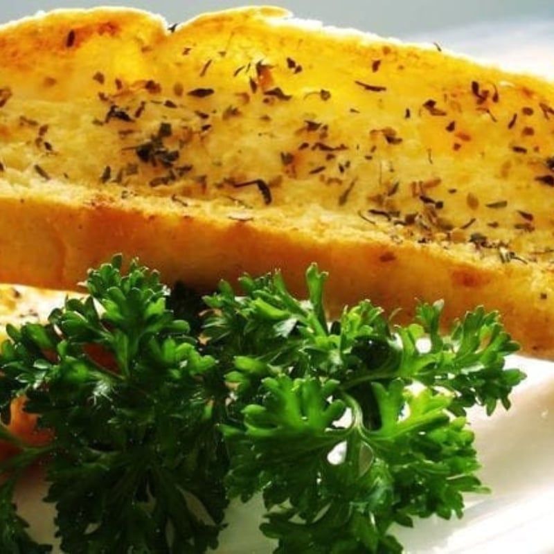  Bánh mì cháy tỏi (Garlic Toast) 