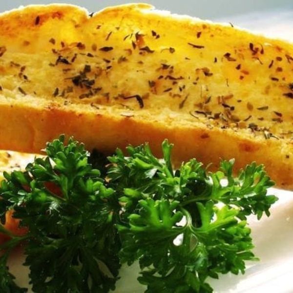  Bánh mì cháy tỏi (Garlic Toast) 