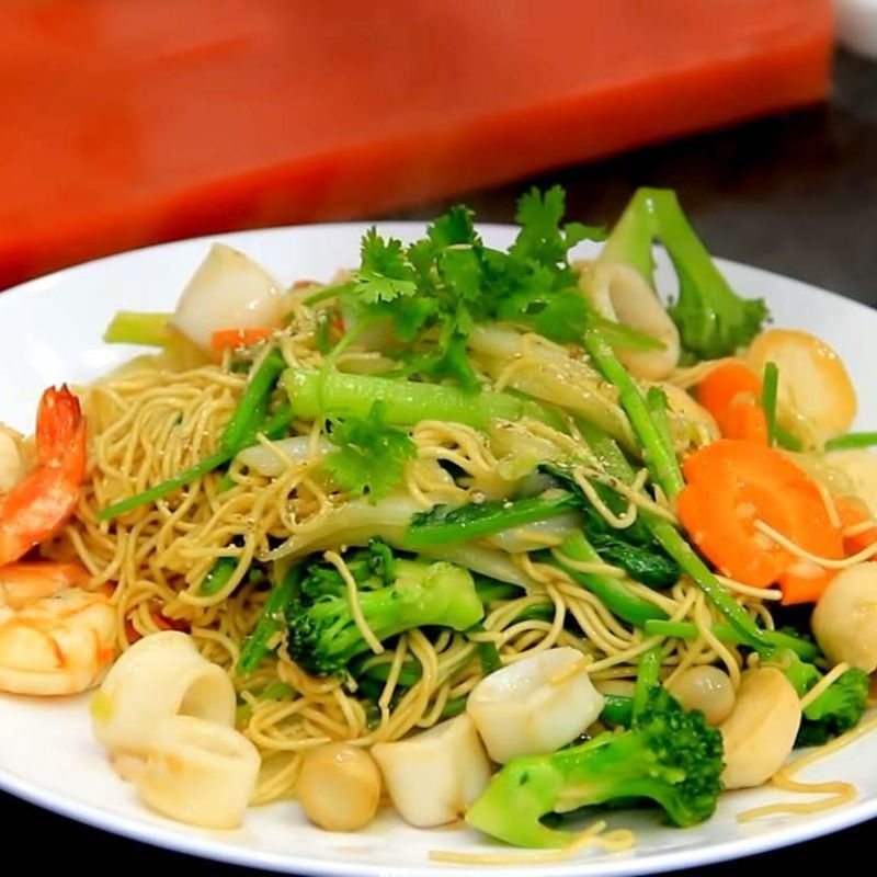  Mì xào hải sản (Stir-Fried Noodles with Seafood) 