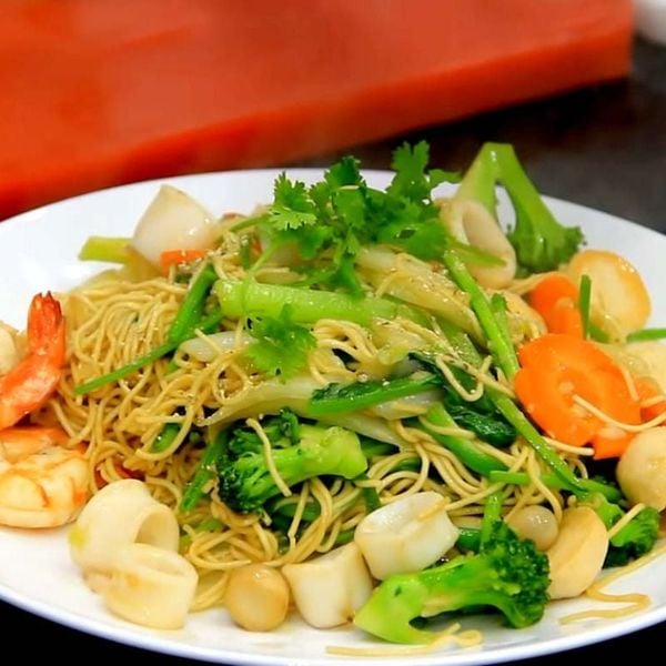  Mì xào hải sản (Stir-Fried Noodles with Seafood) 