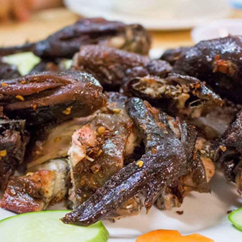  Gà H’Mông Nướng Muối Hột (Salt-Baked) 