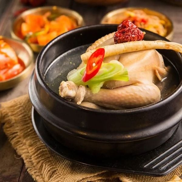  Gà nòi Tiềm Sâm (Stewed with Ginseng) 