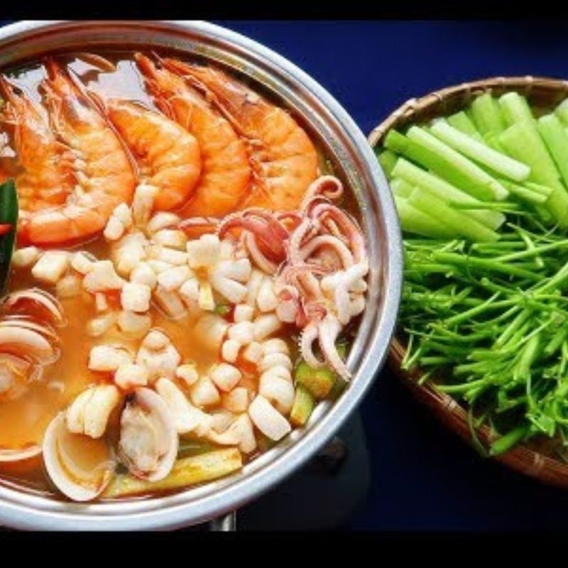  Lẩu Thái hải sản (Thai-Style Seafood Hotpot) 