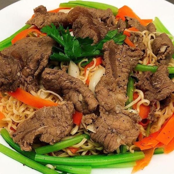  Mì xào bò (Stir-Fried Noodles with Beef) 
