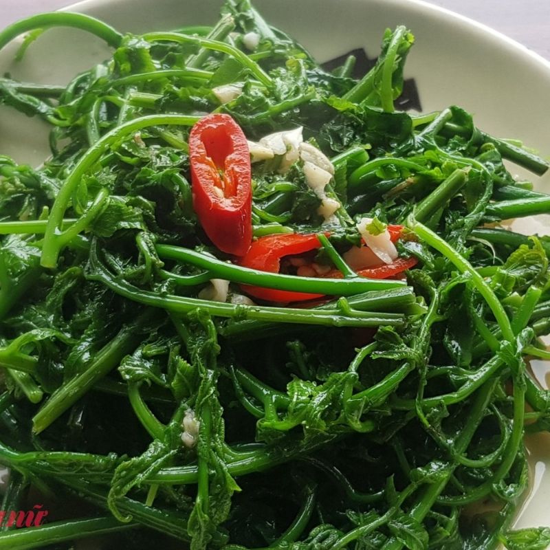  Rau rừng xào tỏi (Wild Vegetables Stir-Fried with Garlic) 