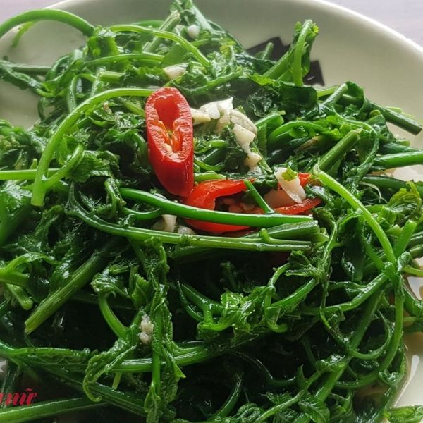  Rau rừng xào tỏi (Wild Vegetables Stir-Fried with Garlic) 