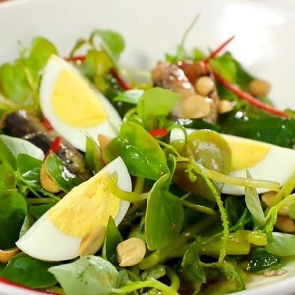  Càng cua, bò, trứng (Crab Claws Salad with Eggs) 