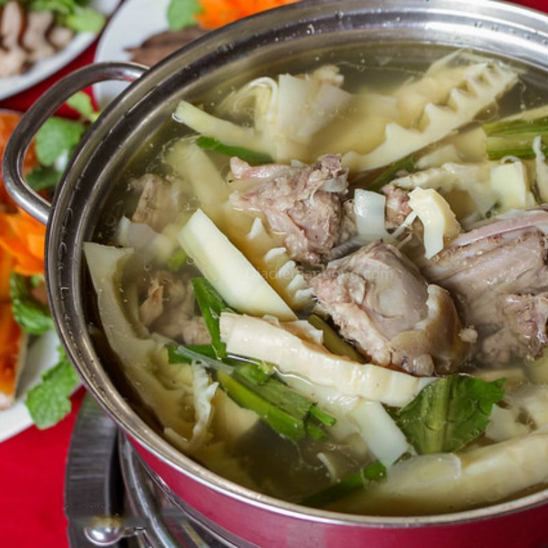  Lẩu Heo Hương xào măng nhỏ (Huong Pork with Bamboo Shoots Soup Small) 