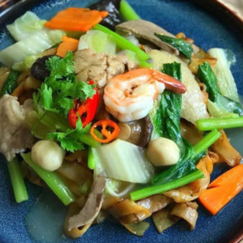  Hủ tiếu áp chảo hải sản (Pan-Fried Rice Noodles with Seafood) 