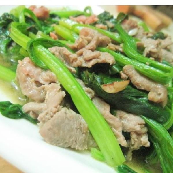  Bó xôi xào bò (Spinach Stir-Fried with Beef) 