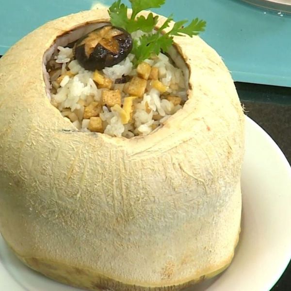  Cơm chiên trái dừa (Fried Rice Served in Coconut) 