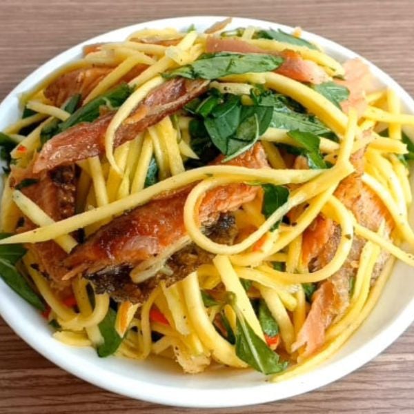  Gỏi xoài khô sặc (Green Mango Salad with Dried Snakehead Fish) 