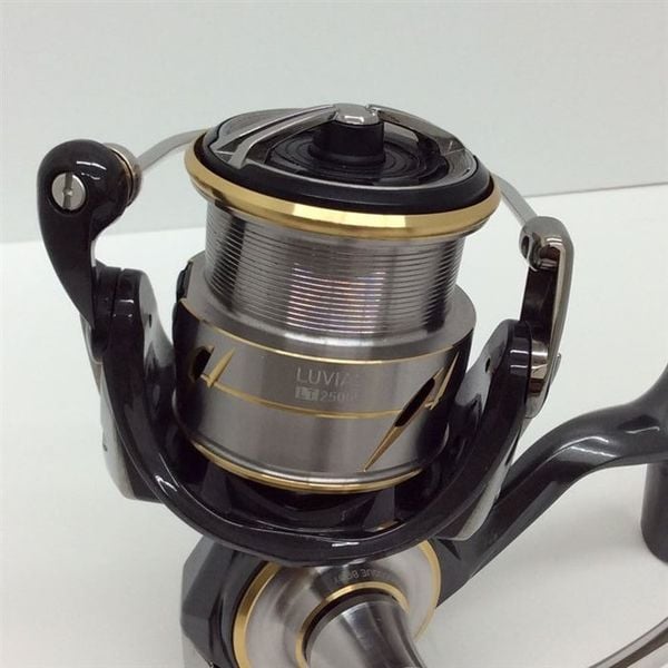 TÌNH TRẠNG D : DAIWA LUVIAS LT2500S-DH ( KHÔNG ĐỔI TRẢ )