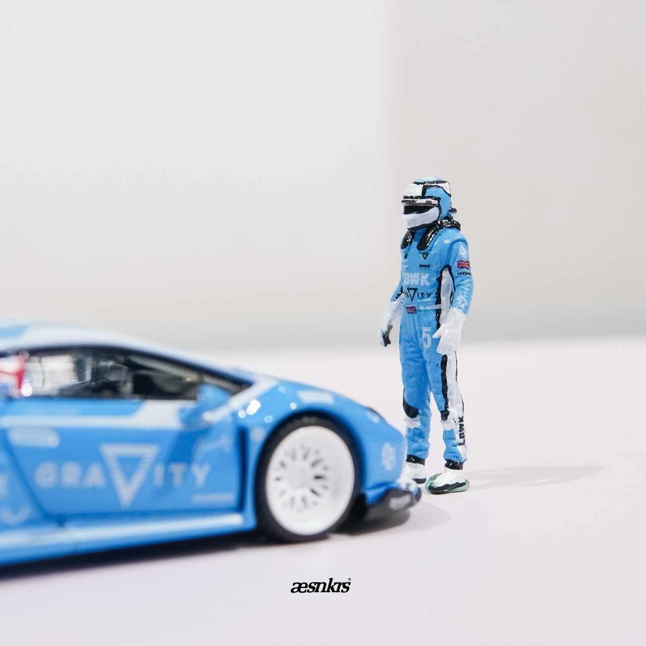 MINI GT - LBWK LAMBORGHINI HURACAN GT GRAVITY + DAI GRAVITY FIGURE