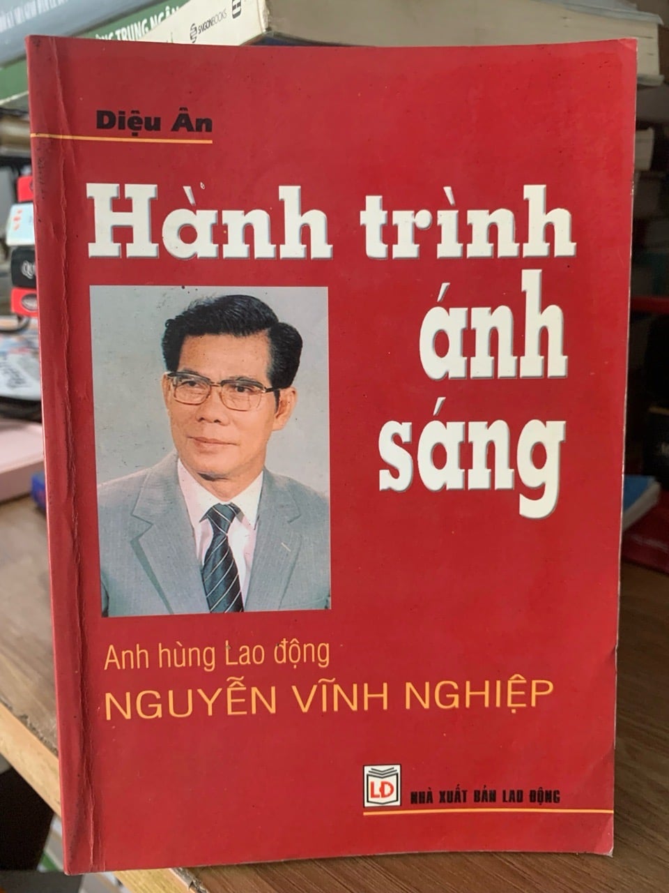 Anh hùng lao động Nguyễn Vũnh nghiệp gàng trình ánh sáng -Diệu Ân