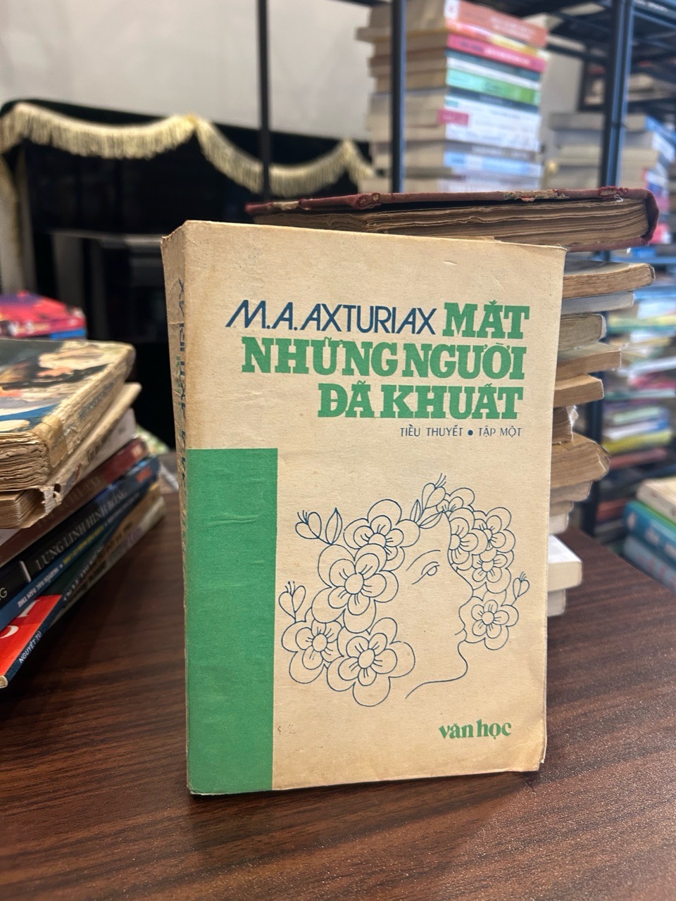 Mắt những người đã khuất- M.A.Axturiax