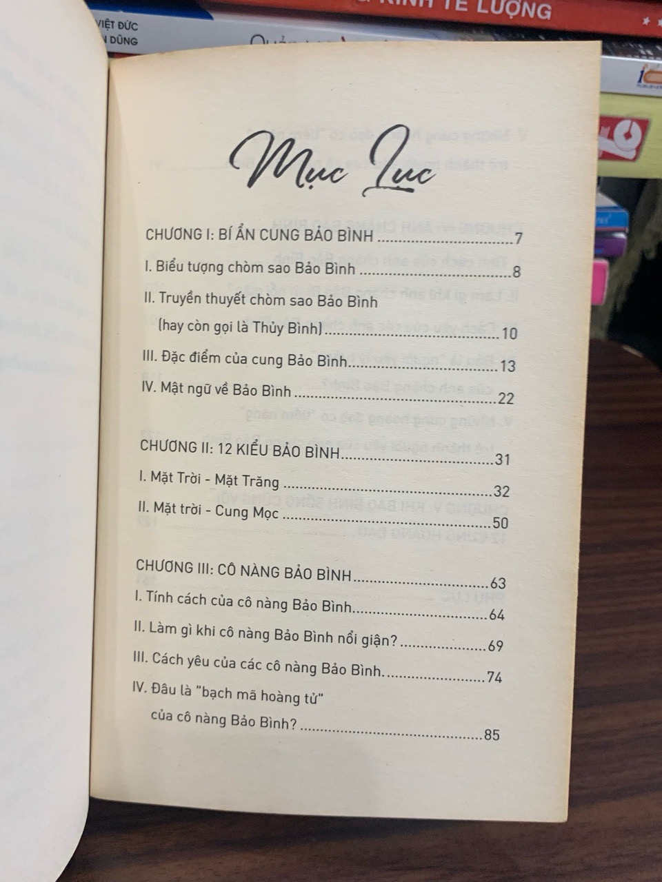 Bí ẩn 12 chòm sao: Bảo Bình khác biệt- Asbooks