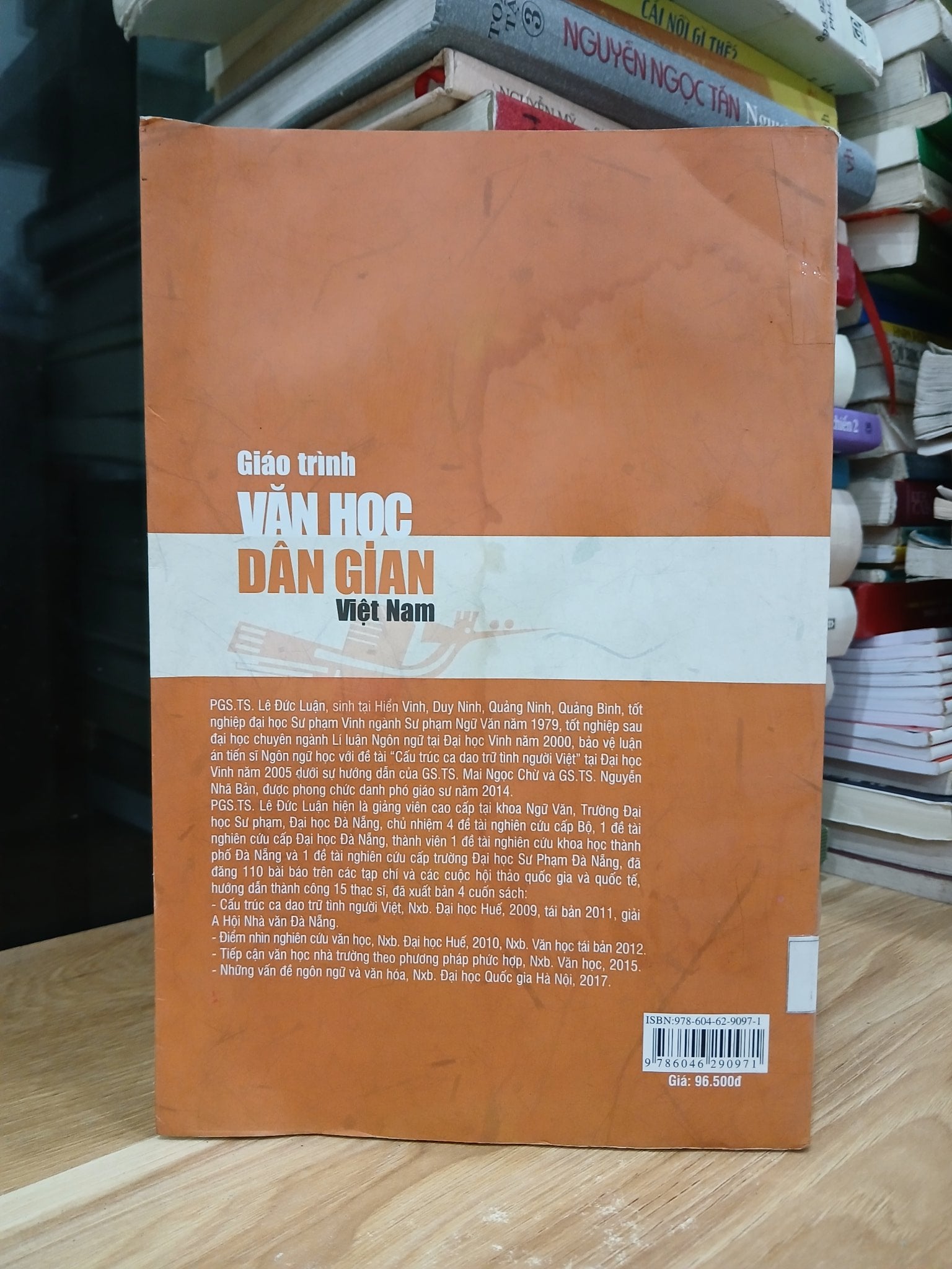 Chi tiết gáy và trang ruột sách Giáo trình văn học dân gian Việt Nam – Lê Đức Luận trên Mecobooks