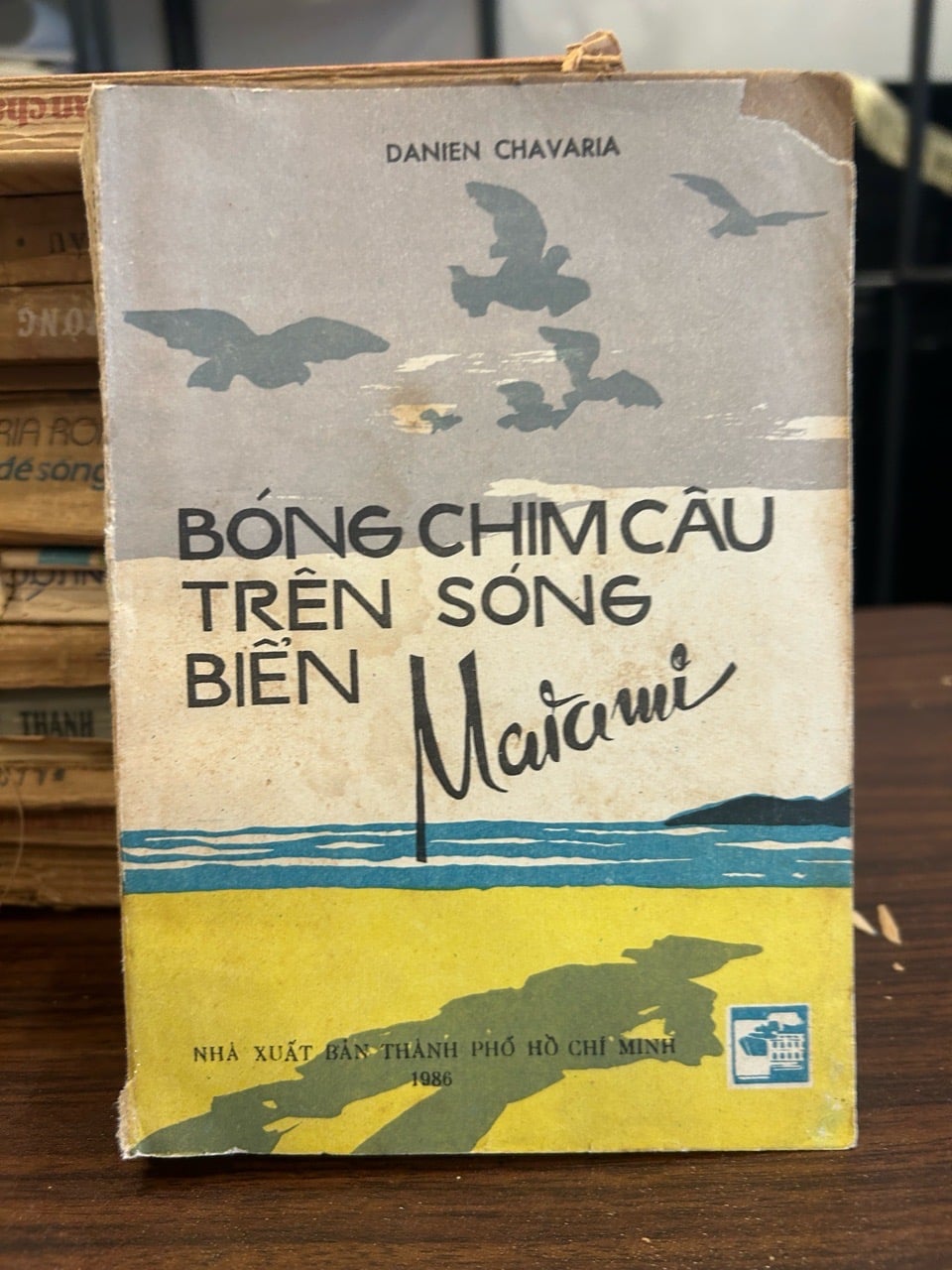 Bóng chim câu trên sóng  biển Maiami