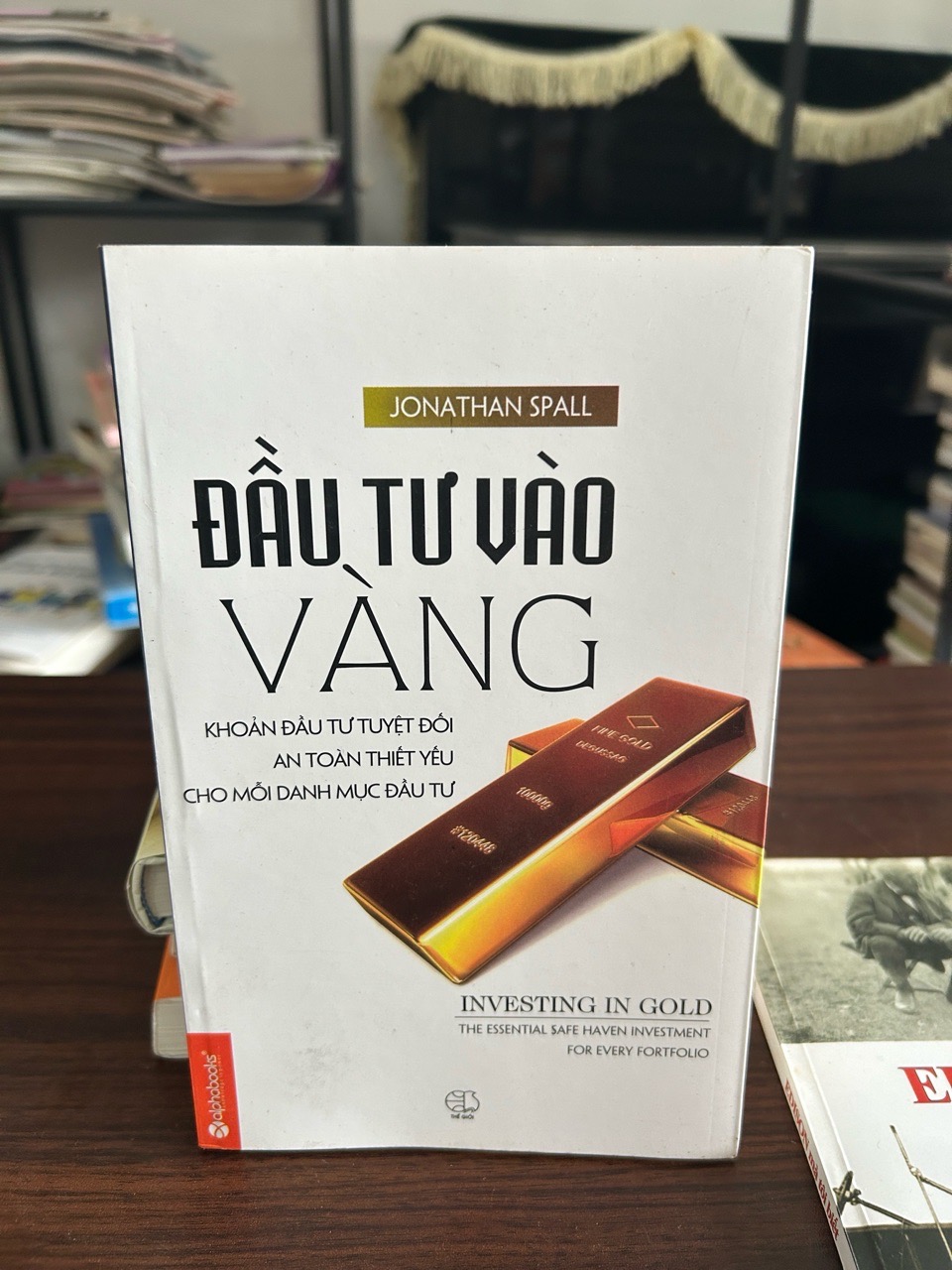 Đầu tư vào vàng- Jonathan Spall