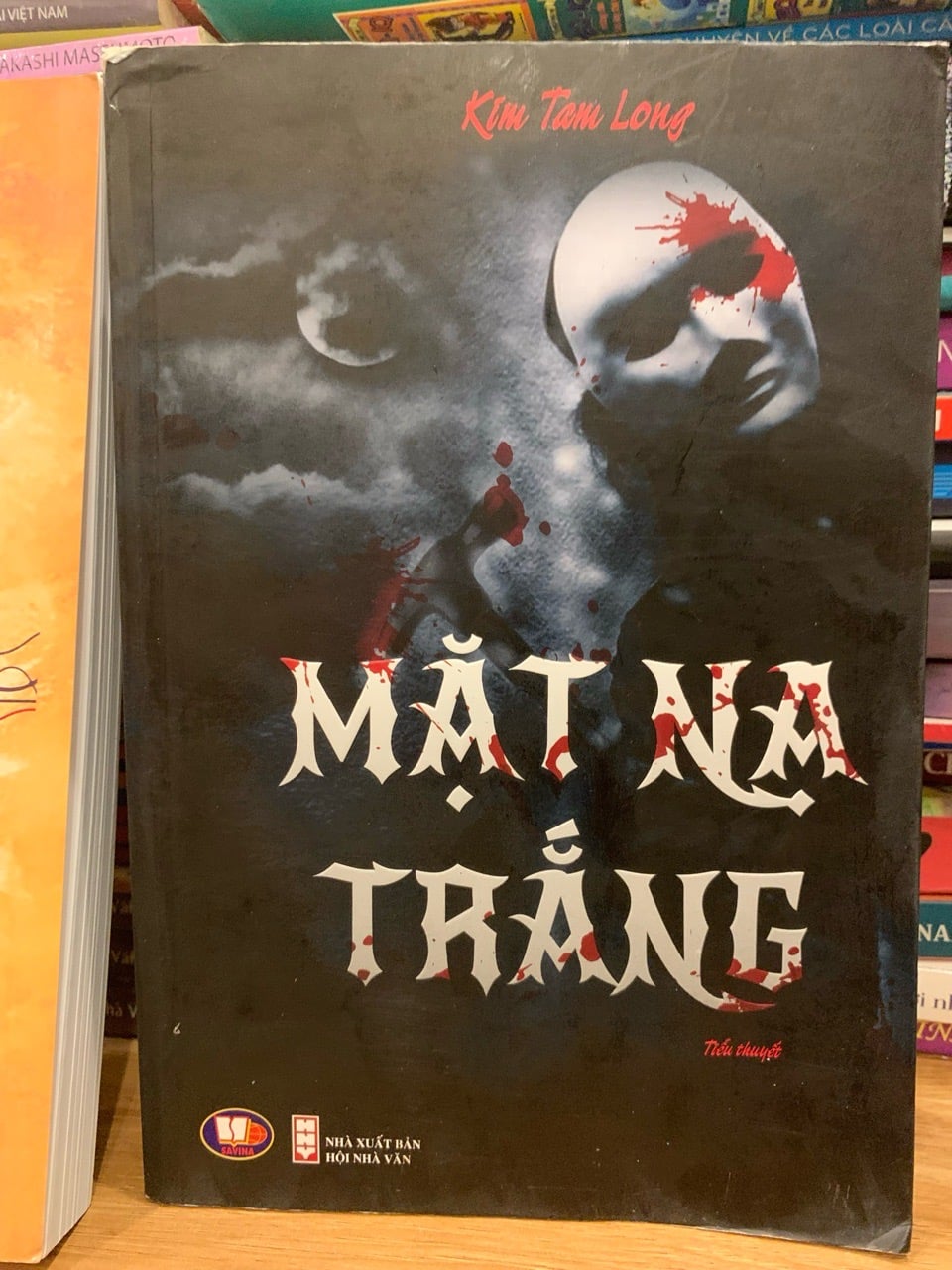 Mặt nạ trắng -Kim Tam Lo