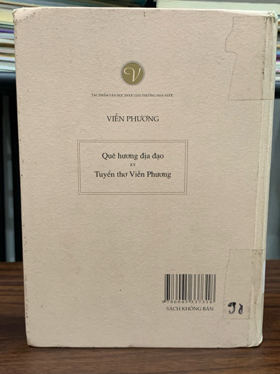Chi tiết gáy và trang ruột sách Quê hương địa đạo – Tuyển thơ Viễn Phương – Viễn Phương trên Mecobooks