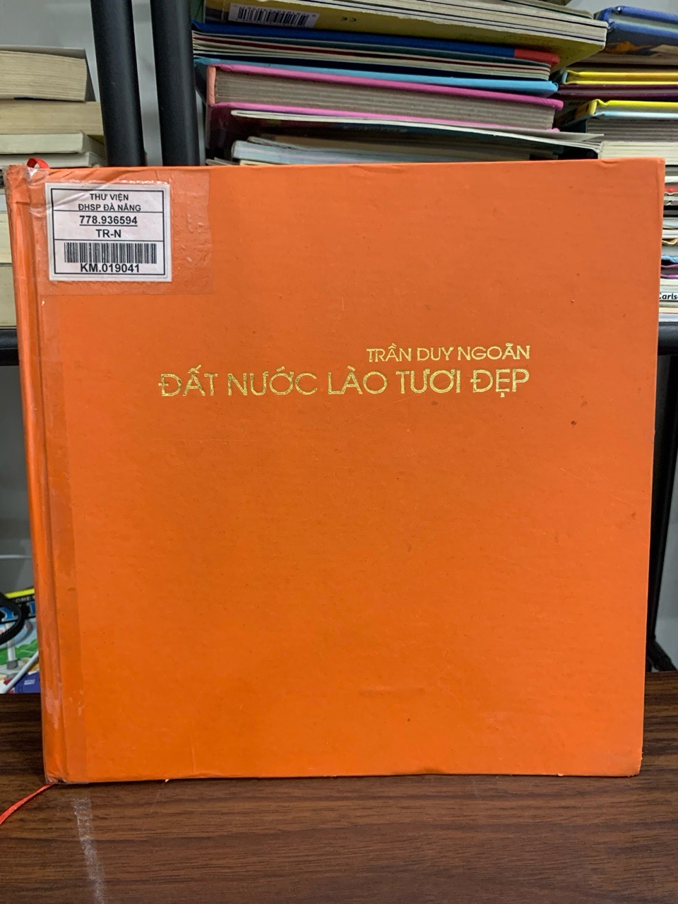 Đất nước Lào tươi đẹp – Trần Duy Ngoãn