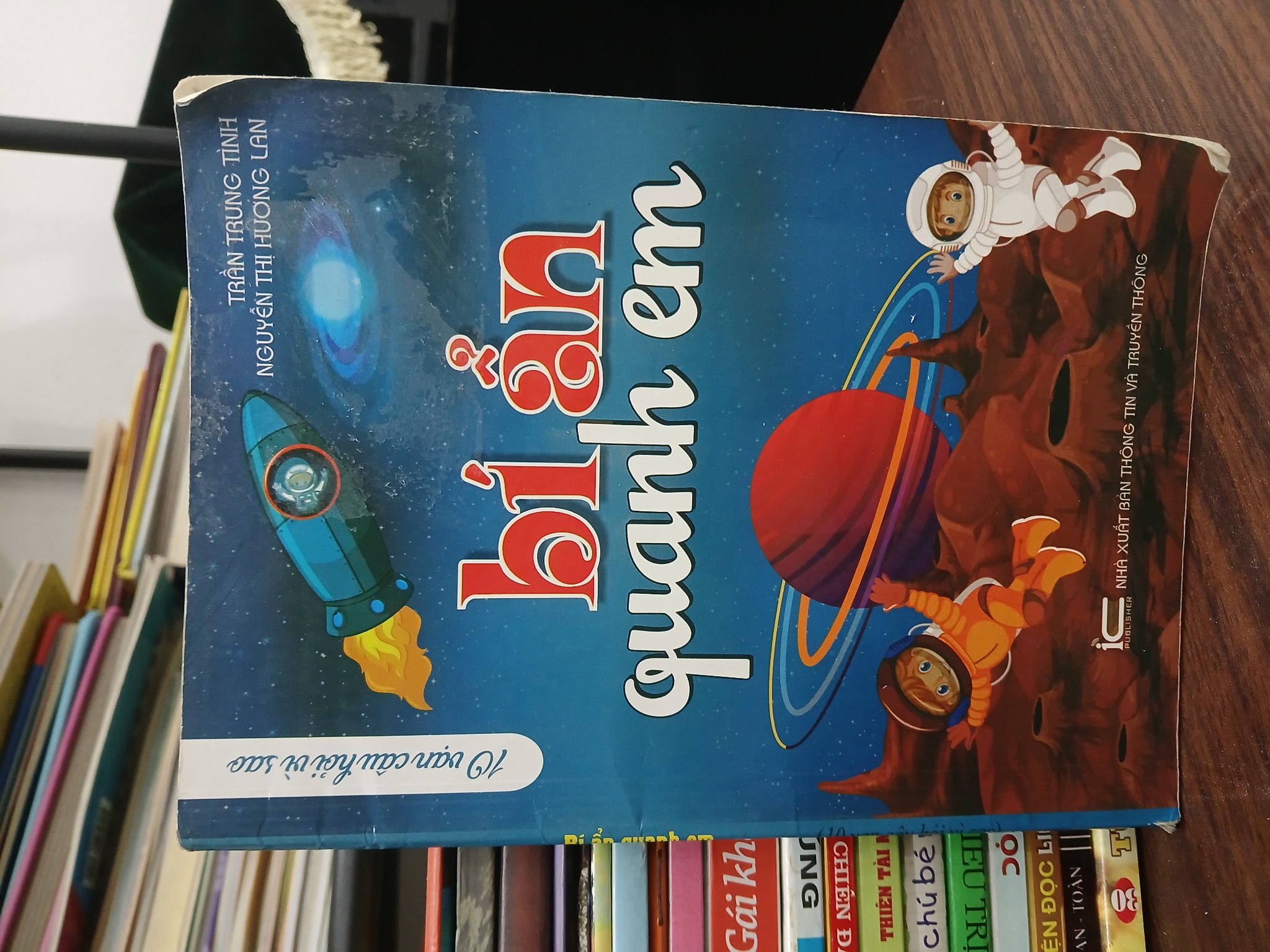 Bí ẩn quanh em (10 vạn câu hỏi vì sao) — Trần Trung Tính & Nguyễn Thị Hương Lan