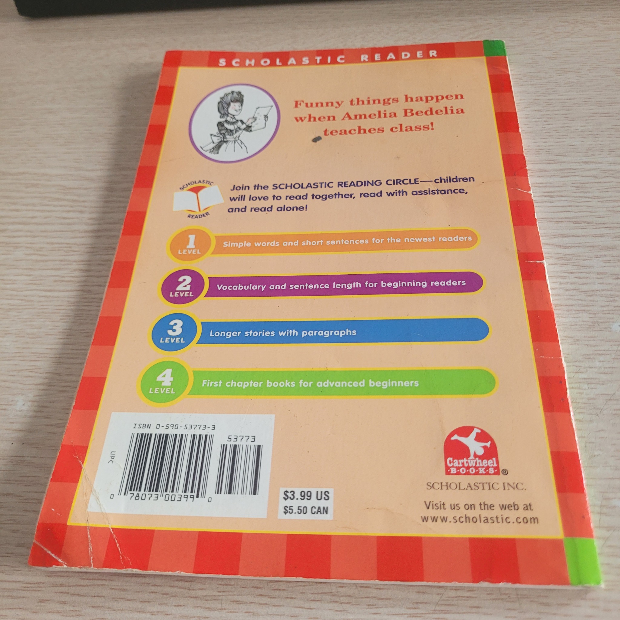 Chi tiết gáy và trang ruột sách Teach Us, Amelia Bedelia  Peggy Parish & Lynn Sweat trên Mecobooks