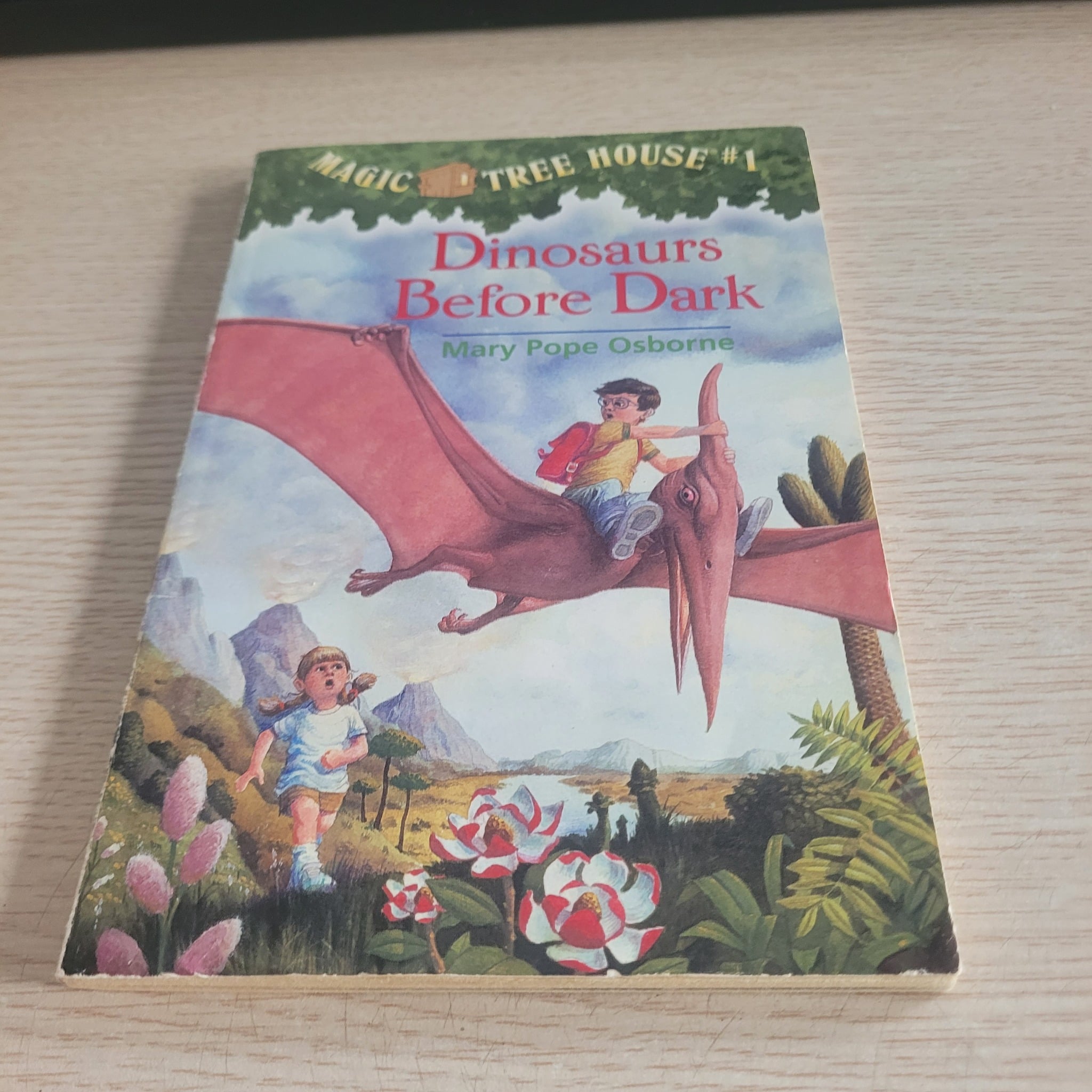 Dinosaurs Before Dark (Magic Tree House #1)  Mary Pope Osborne