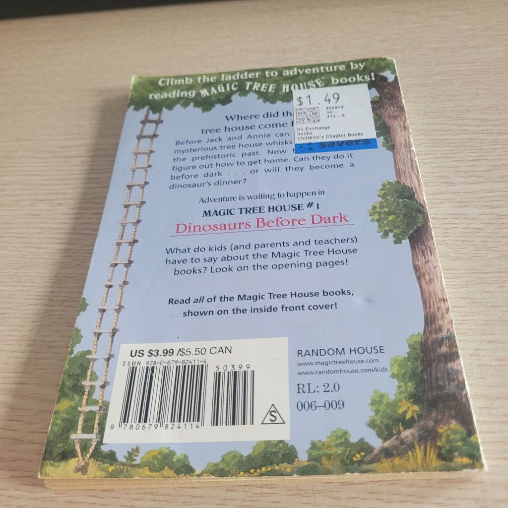 Dinosaurs Before Dark (Magic Tree House #1)  Mary Pope Osborne - Ảnh chụp thực tế