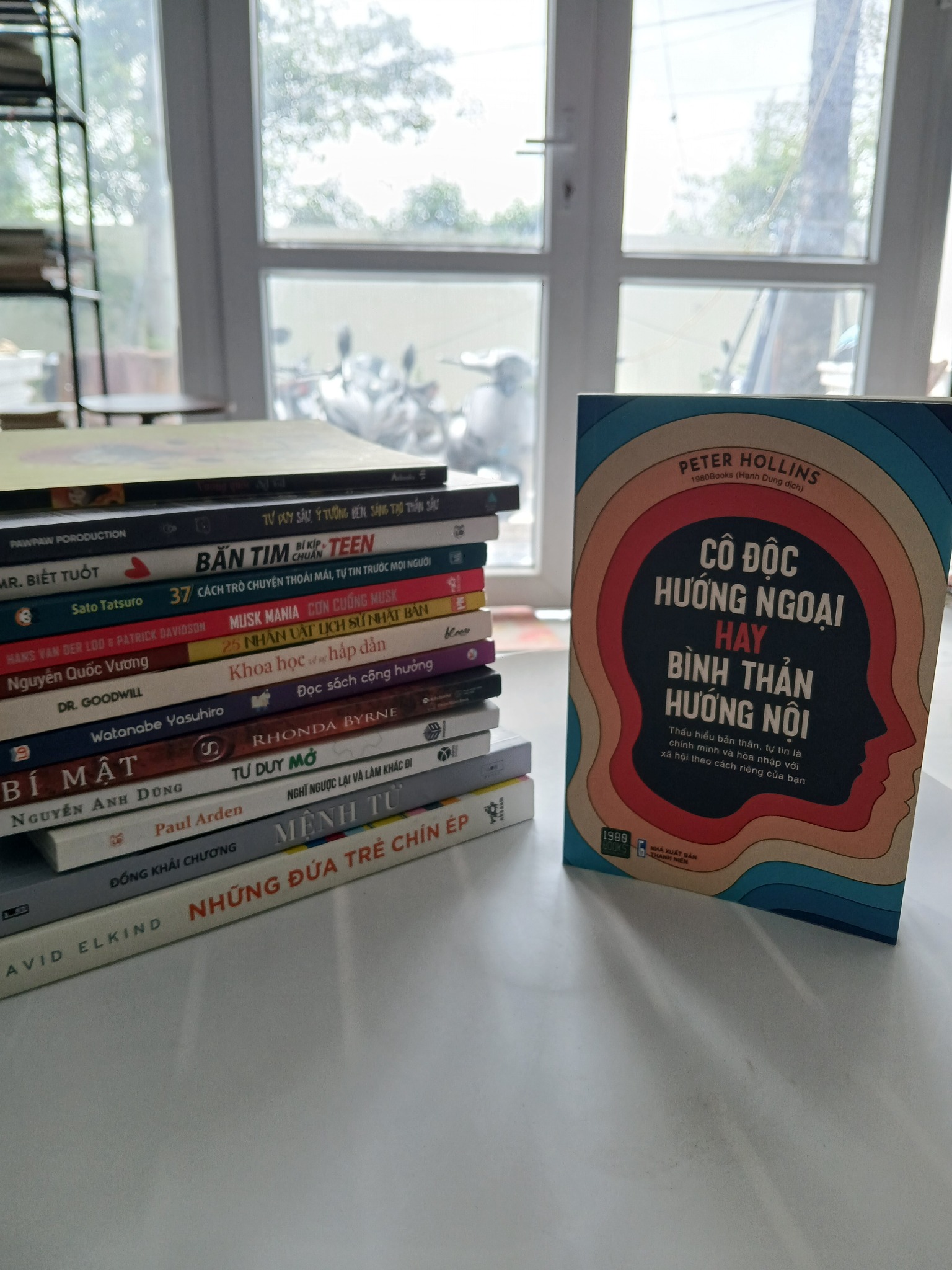 Cô độc hướng ngoại hay bình thản hướng nội - Peter Hollins