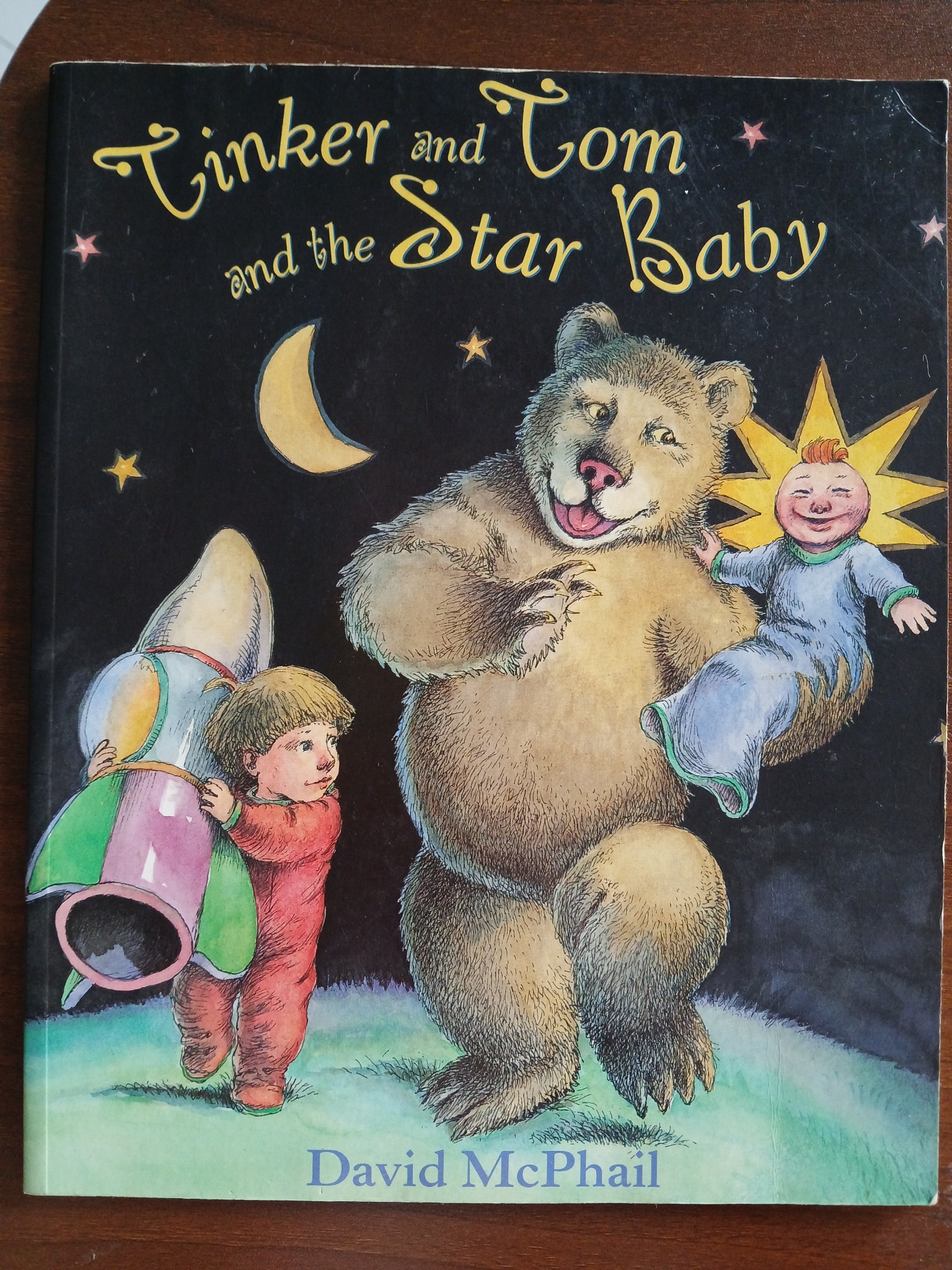 Chi tiết gáy và trang ruột sách Tinker and Tom and the Star Baby - David McPhail trên Mecobooks