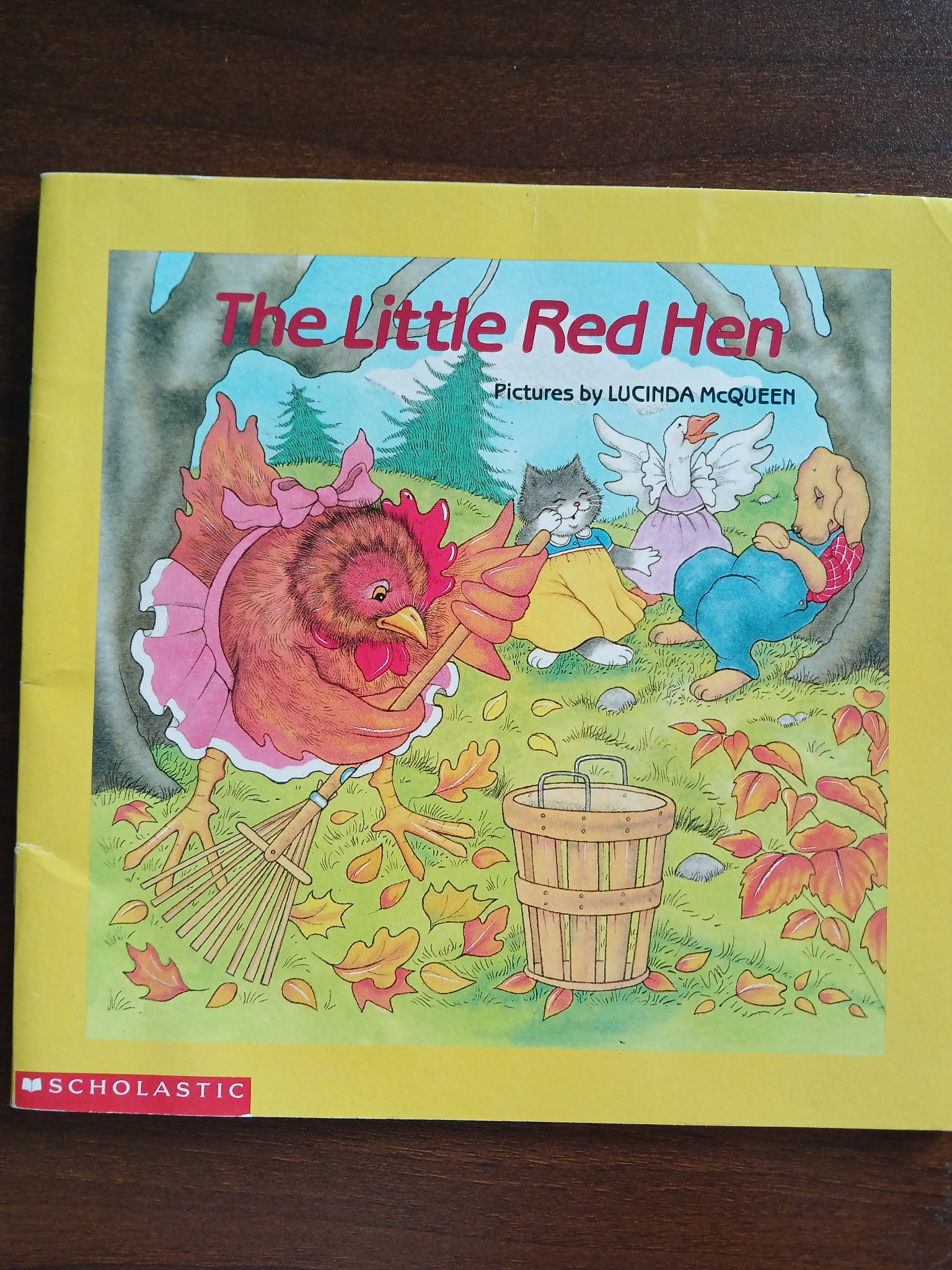 The Little Red Hen - Pictures by Lucinda McQueen