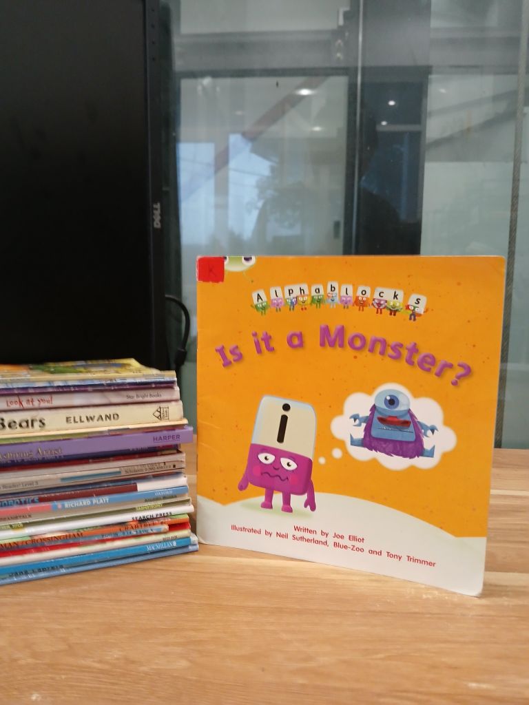 Alphablocks: Is it a Monster? - Joe Elliot & Neil Sutherland - Ảnh thực tế 10