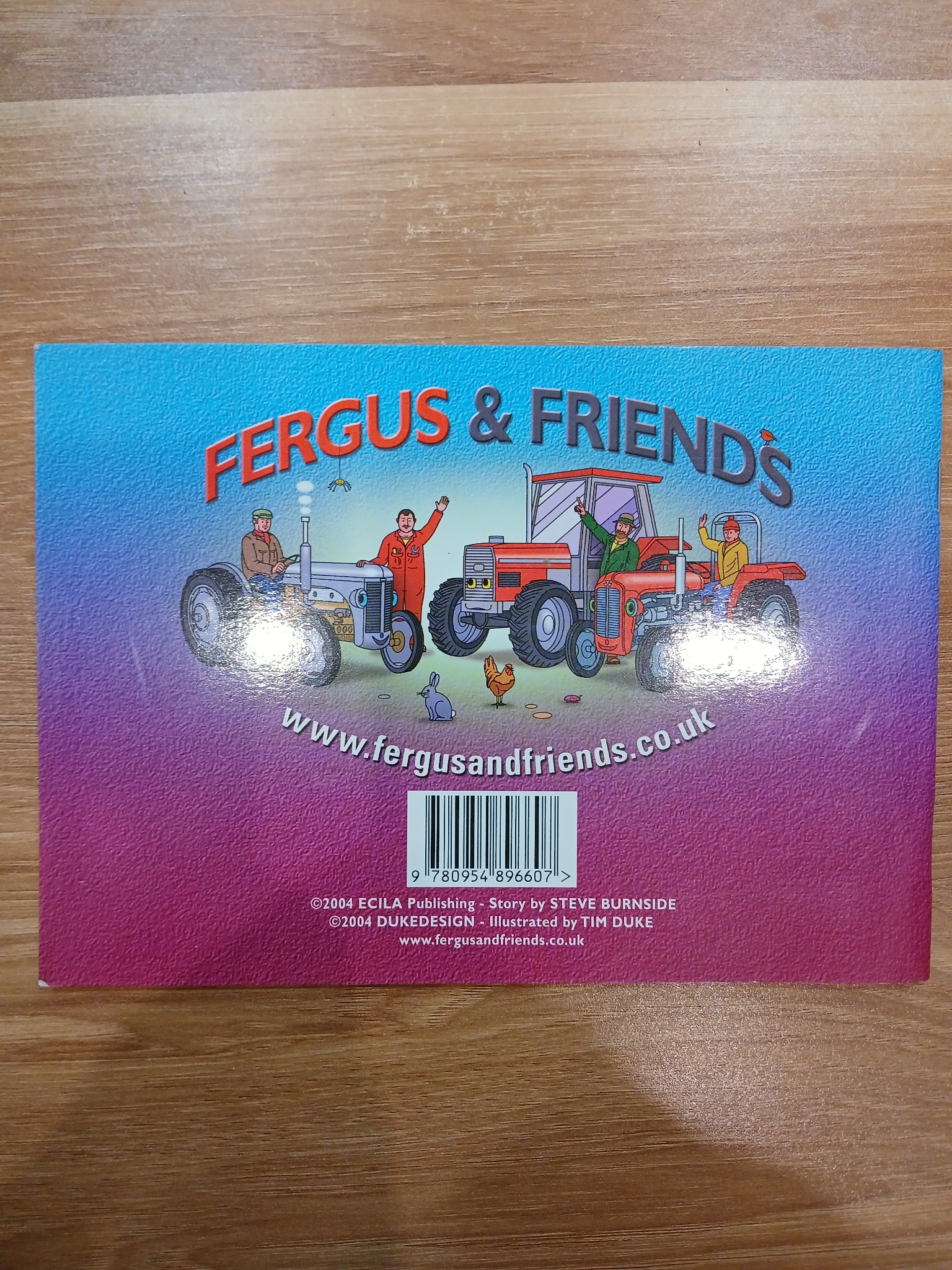 Chi tiết gáy và trang ruột sách Fergus the Tractor: Fergus Gets a New Friend - Steve Burnside - Friendship, Farm Life, Vehicles, Loneliness, Kindness trên Mecobooks