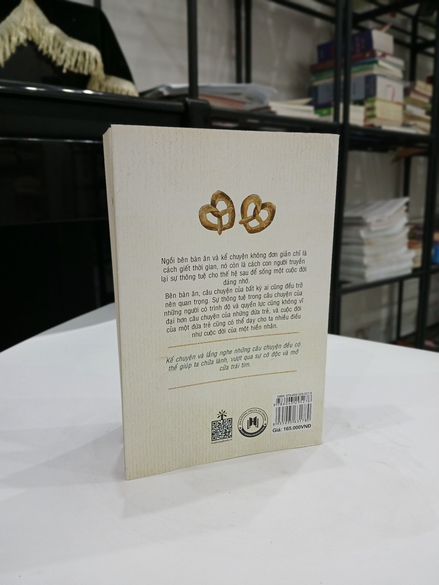 Chi tiết gáy và trang ruột sách Nội Bàn Ăn Kể chuyện Chữa Lành - Rachel Naomi Remen, M.D. trên Mecobooks