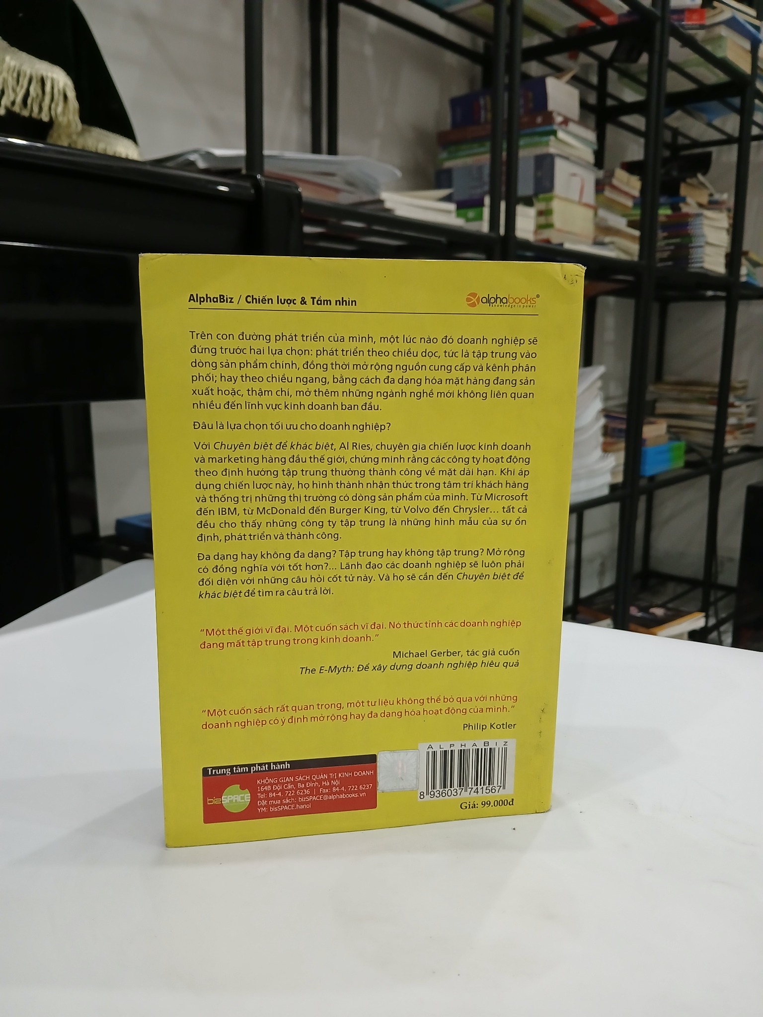 Chi tiết gáy và trang ruột sách Chuyên Biệt Để Khác Biệt - Al Ries trên Mecobooks