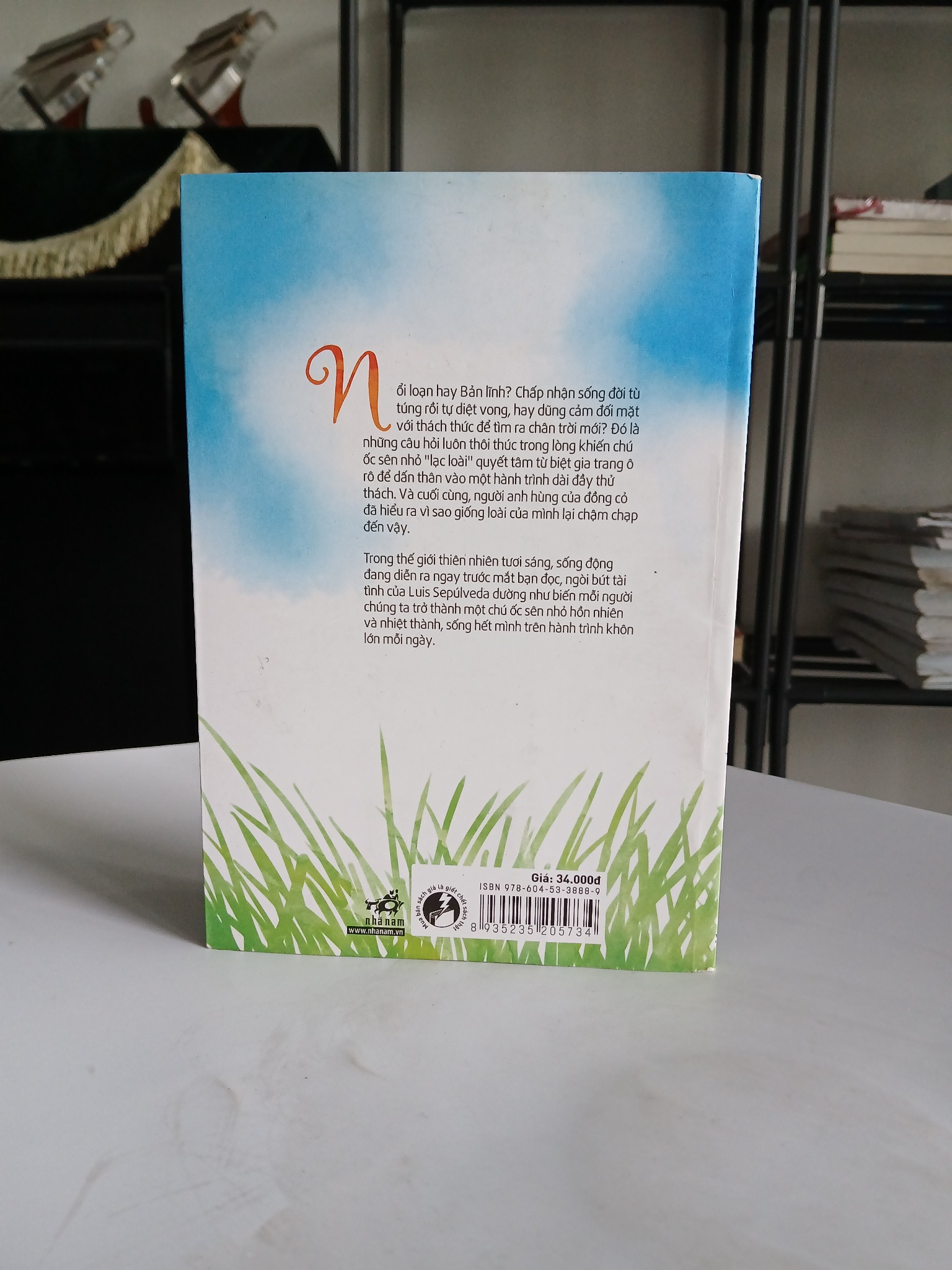 Chi tiết gáy và trang ruột sách Chuyện con ốc sên muốn biết tại sao nó chậm chạp - Luis Sepúlveda trên Mecobooks