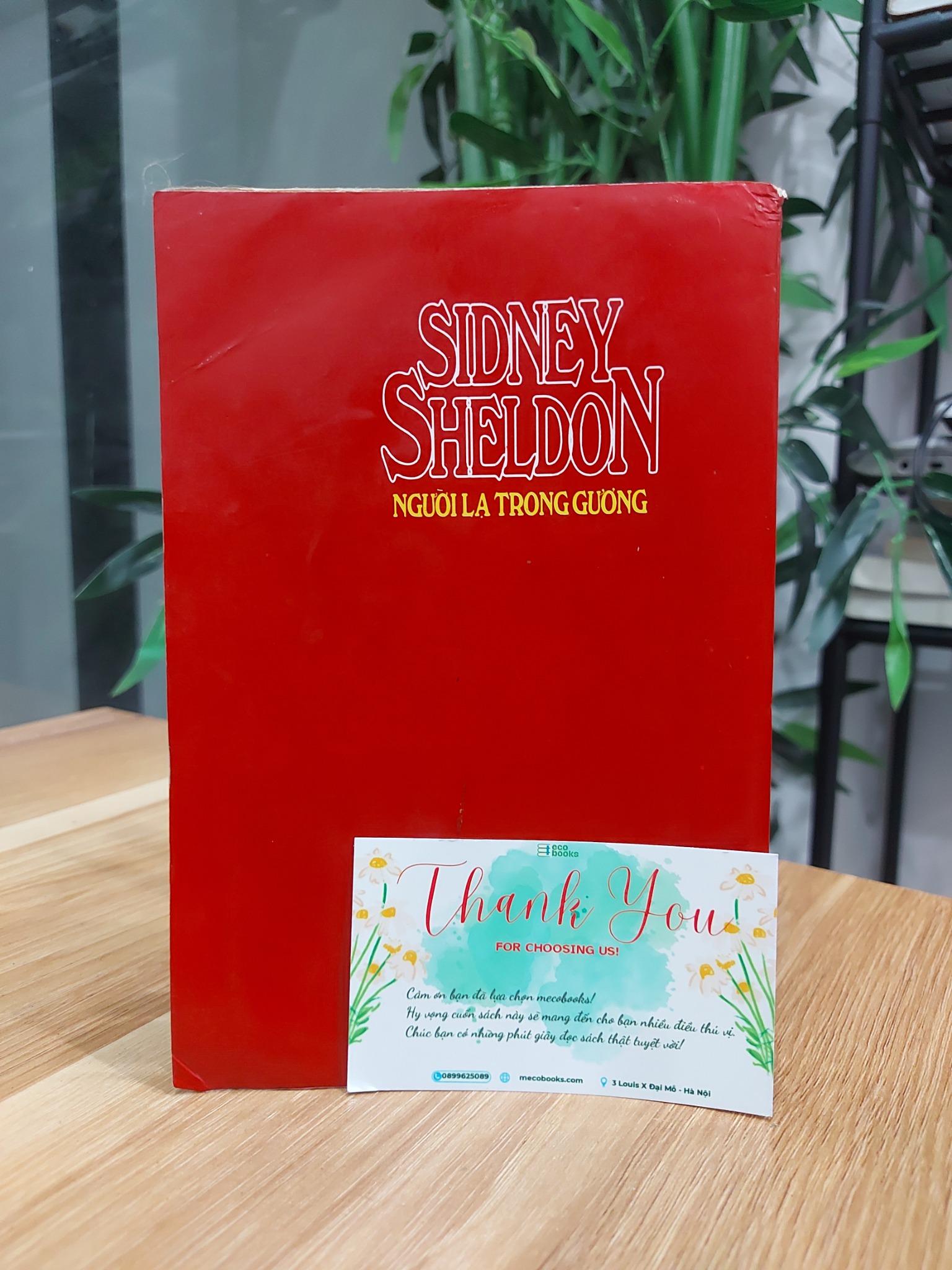 Chi tiết gáy và trang ruột sách Người lạ trong gương Sidney Sheldon - Sidney Sheldon trên Mecobooks