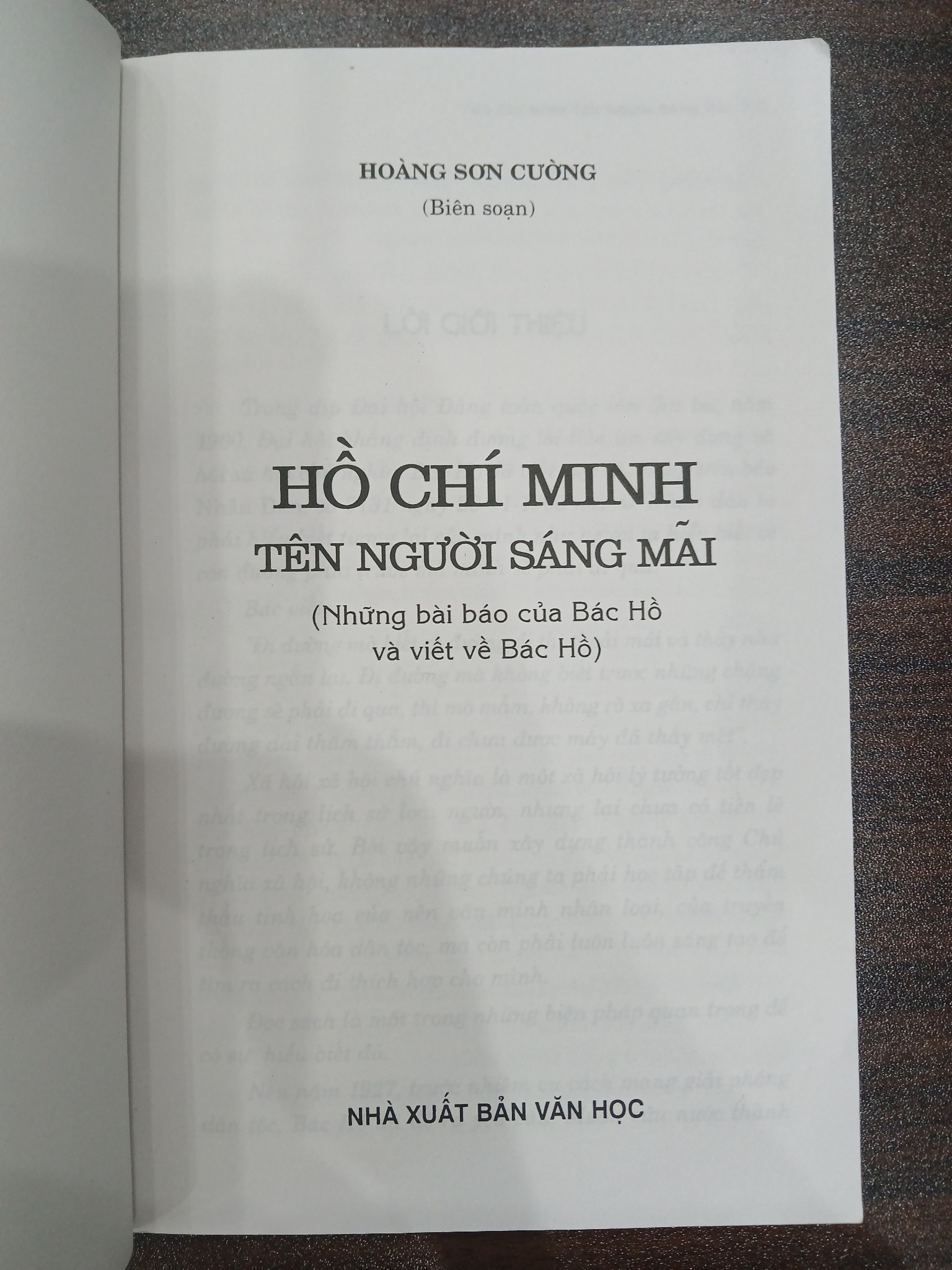 Hồ Chí Minh tên Người sáng mãi