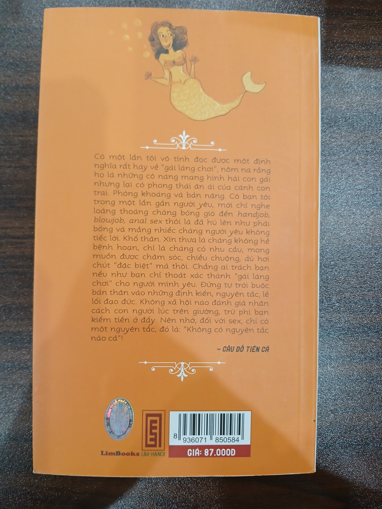Chi tiết gáy và trang ruột sách Ai cho em nằm trên? trên Mecobooks