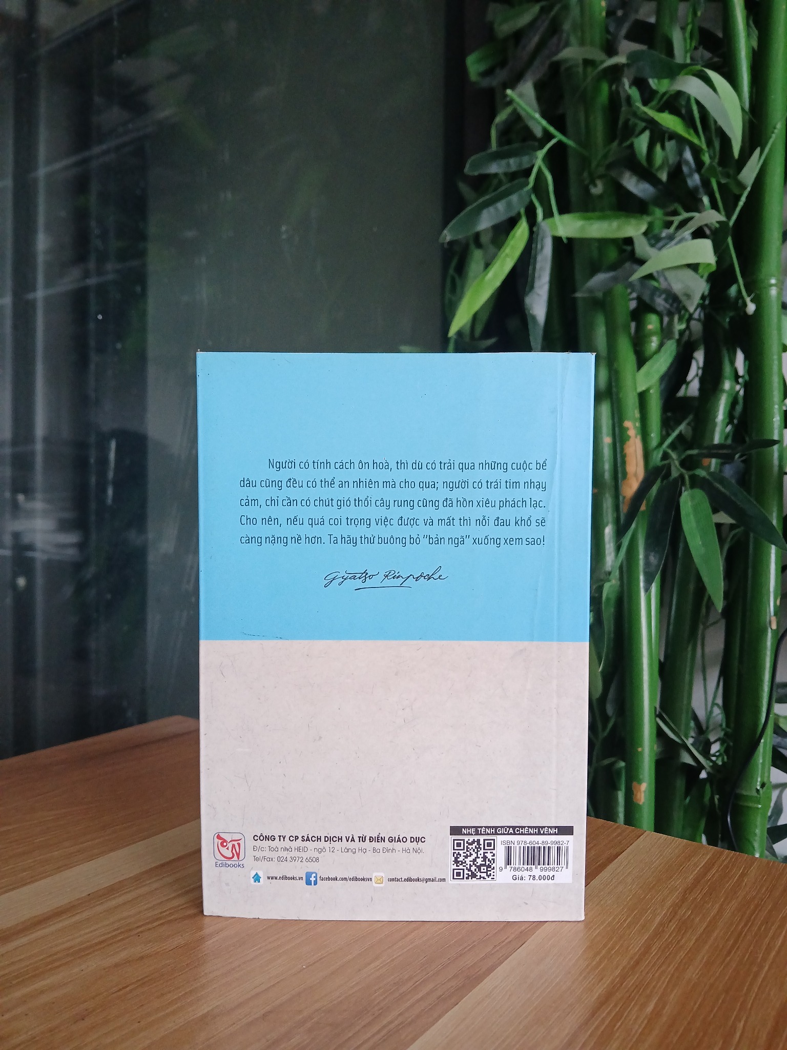 Chi tiết gáy và trang ruột sách Nhẹ tênh giữa chênh vênh - Gyatso Rinpoche trên Mecobooks