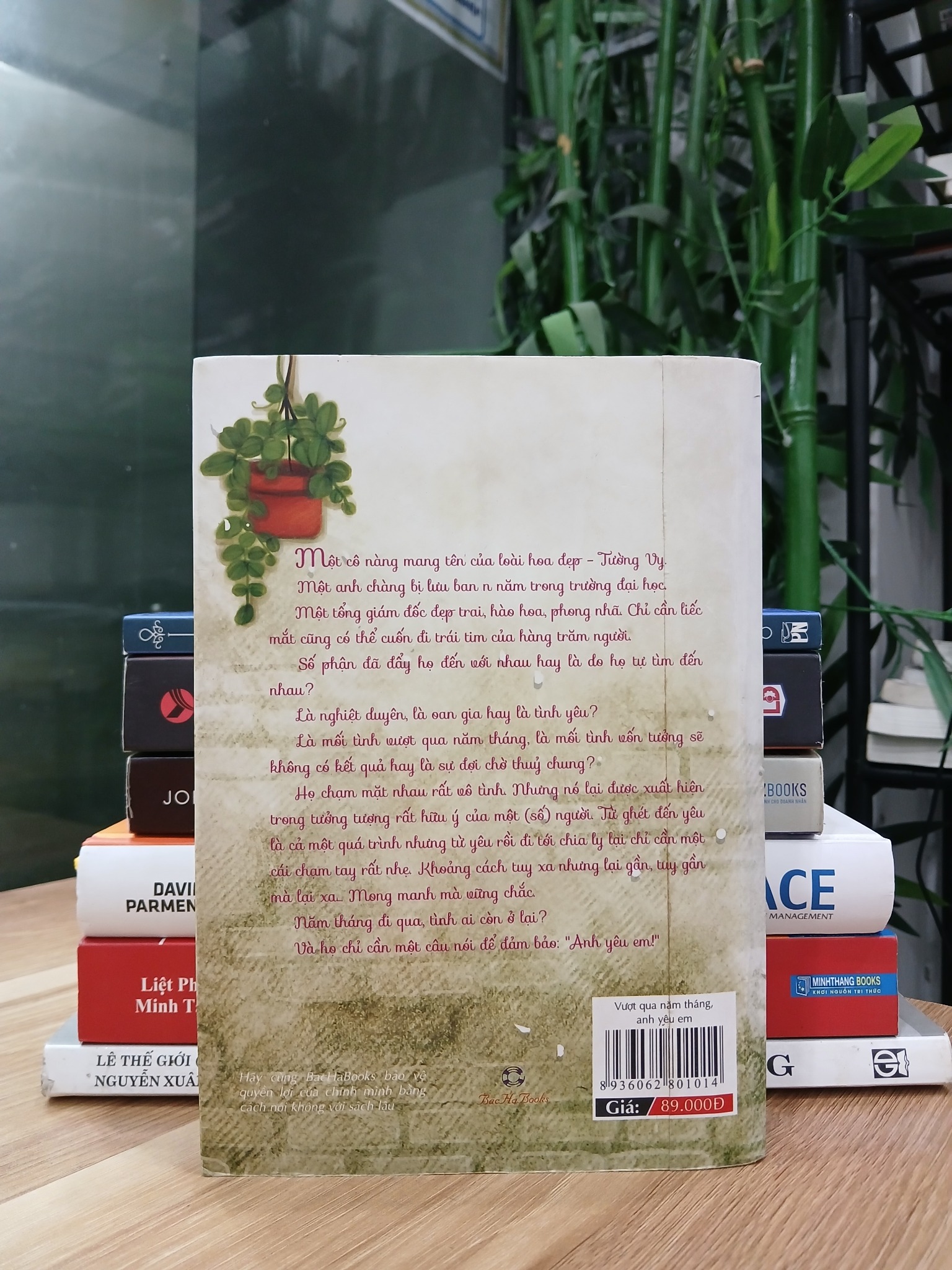Chi tiết gáy và trang ruột sách Vượt Qua Năm Tháng, Anh Yêu Em – Priyanka Bhosle trên Mecobooks