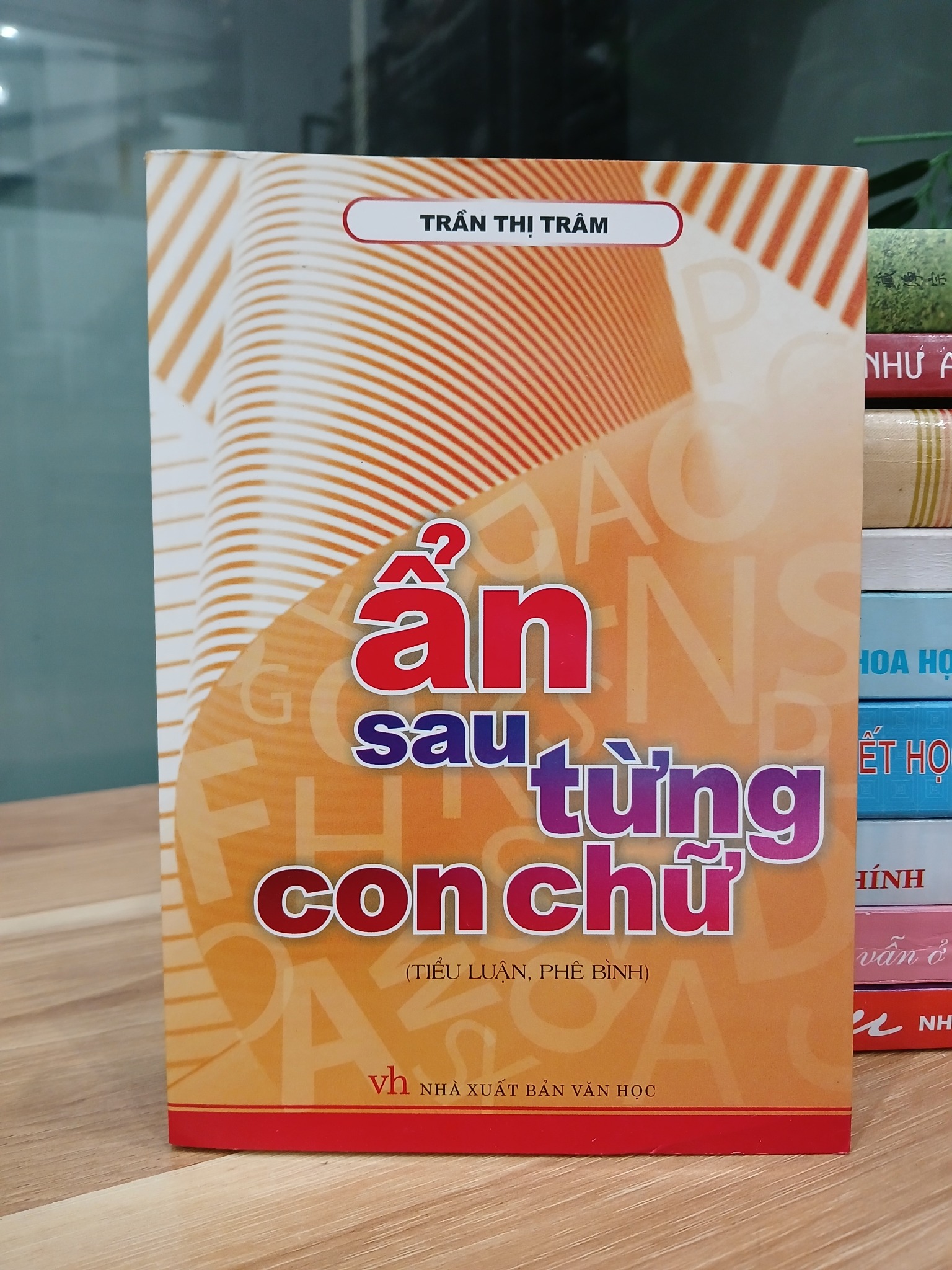 Ẩn sau từng con chữ – Trần Thị Trâm