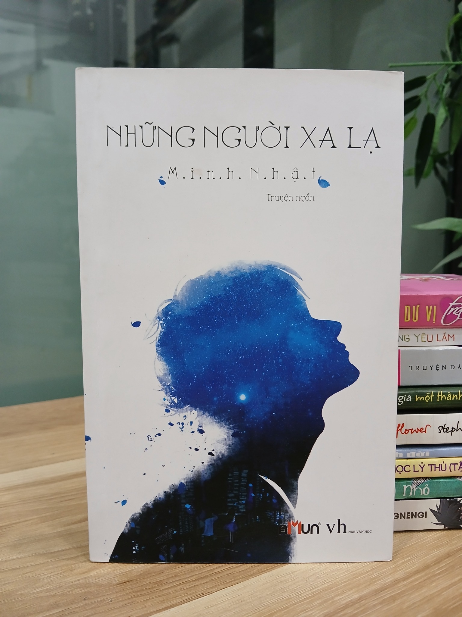 Những người xa lạ – Minh Nhật