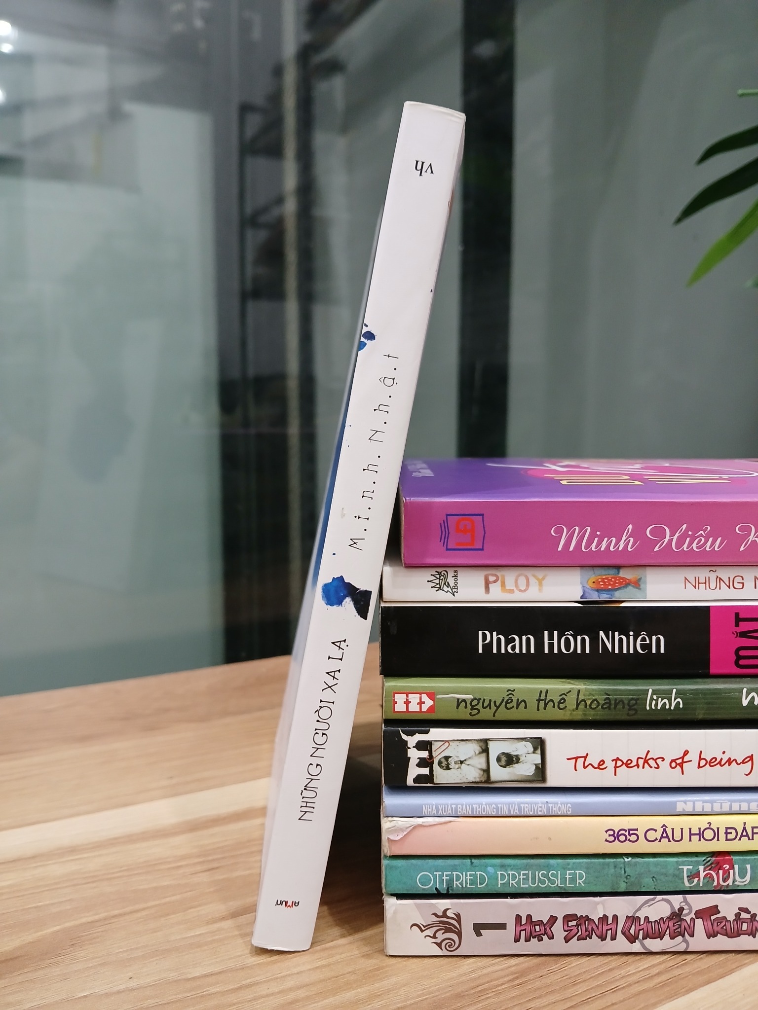 Những người xa lạ – Minh Nhật