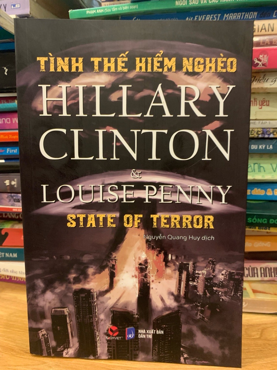 Tình thế hiểm nghèo -Hillary Clinton Louise Penny